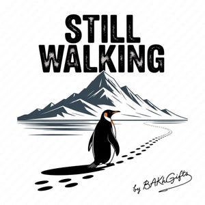 Könnte beinhalten: Schwarz-weiße Grafik eines Pinguins, der auf eine Bergkette zugeht. Der Text "STILL WALKING" steht über dem Pinguin. Das Design beinhaltet Fußabdrücke und den Text "by BAKH Gifts".