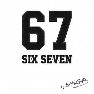 Könnte beinhalten: Schwarze Zahl 67 mit den Worten "SIX SEVEN" in fetter Schrift auf weißem Hintergrund. Die Zahlen und der Text scheinen gestickt oder appliziert zu sein. Das Design ist mit "by BAKhGifts" signiert.