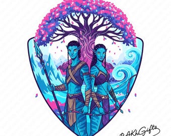 Pode incluir: Ilustração digital com dois personagens azuis do filme Avatar, sob uma árvore com folhas rosa e roxas. Um segura uma lança, o outro um arco. A obra de arte está emoldurada em um escudo, com o texto "by BAKH Gifts".