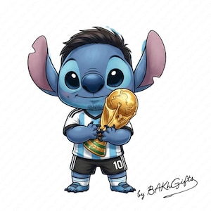 Peut inclure: Illustration de Stitch, l'extraterrestre bleu, portant un maillot de football argentin et tenant le trophée de la Coupe du Monde. Le maillot a des rayures bleues et blanches, un short noir et le numéro 10. Le texte "by BAKH Gifts" est présent.