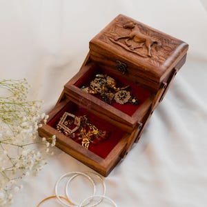 Pferd Geschenke Holz Schmuckschatulle Schmuck Organizer 3 Layered Box Handgemachte Schmuckschatulle Geschenk für Frauen Personalisiertes Geschenk