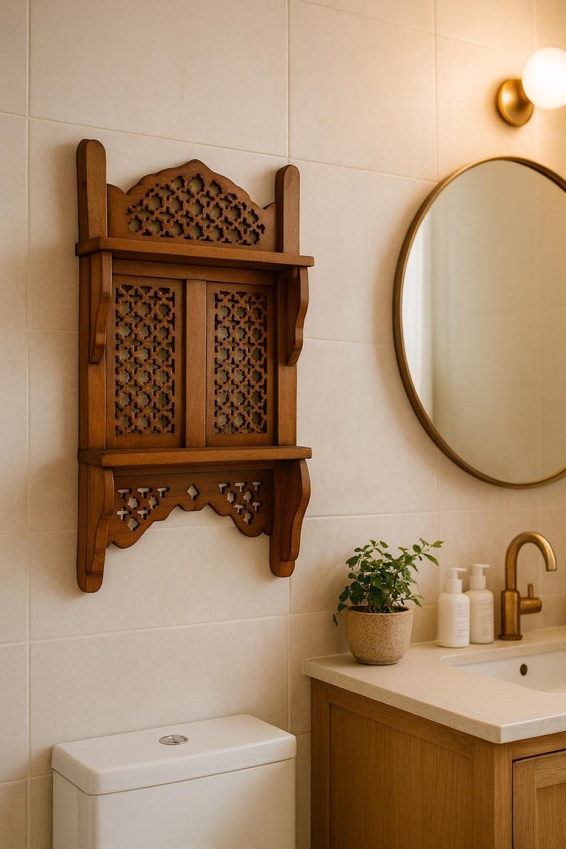 Puede incluir: Estanter&iacute;a de pared de madera con intrincados detalles tallados. La estanter&iacute;a tiene dos niveles y una parte superior decorativa. El dise&ntilde;o incluye patrones geom&eacute;tricos y est&aacute; hecha de madera marr&oacute;n c&aacute;lida. Montada en una pared alicatada.