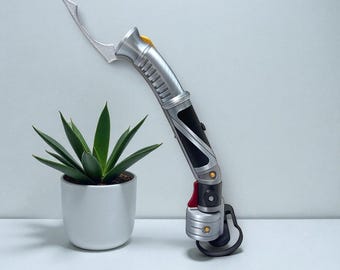 Sable de luz del Conde Dooku con soporte (colores individuales impresos en 3D) - Réplica de accesorios de cosplay LARP