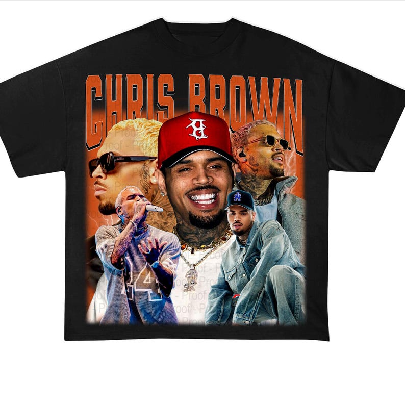 Pode incluir: Camiseta preta com um gr&aacute;fico de Chris Brown, com v&aacute;rias imagens dele. O texto "CHRIS BROWN" est&aacute; em letras laranja. As imagens incluem Chris Brown usando um chap&eacute;u vermelho e &oacute;culos de sol.