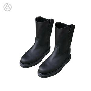 Könnte beinhalten: Ein Paar schwarze Leder-Arbeitsstiefel. Die Stiefel haben eine mittlere Schafthöhe, abgerundete Zehen und eine robuste Sohle. Sie sind auf Langlebigkeit und Schutz ausgelegt.