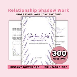Op de afbeelding: Een printbaar PDF-document getiteld Relationship Shadow Work: Understand Your Love Patterns. De omslag bevat paarse lavendelillustraties, de tekst Shadow Work for Relationships en een roze cirkelvormige badge met 300 Questions.
