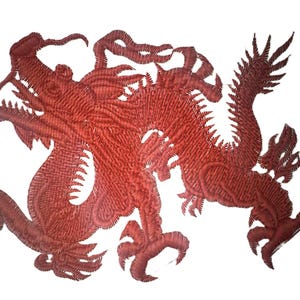 Peut inclure: Broderie d'un dragon rouge. Le dragon est représenté dans une pose dynamique avec des détails complexes, notamment des griffes acérées, des écailles et une crinière fluide. Le motif est sur fond blanc.