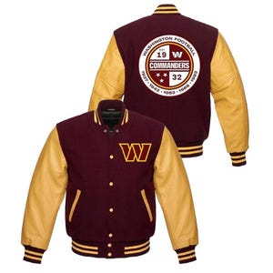 Op de afbeelding: Bordeauxrode en gouden varsity jacket met het Washington Commanders logo. De jas heeft gouden leren mouwen, een bordeauxrode body en een gouden "W" op de borst. De achterkant toont het teamlogo en de woorden "Washington Football Commanders".