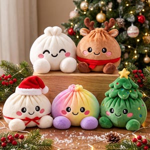 Puede incluir: Cinco peluches con forma de albóndigas redondas con caras sonrientes. Uno es blanco, uno es marrón con astas de reno y una bufanda roja, uno es blanco con un gorro de Papá Noel, uno es de colores arcoíris y uno es un árbol de Navidad verde.