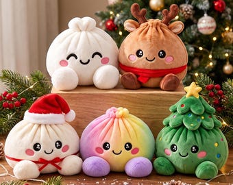 Könnte beinhalten: Fünf Plüschtiere in Form von runden Teigtaschen mit lächelnden Gesichtern. Eines ist weiß, eines braun mit Rentiergeweih und rotem Schal, eines weiß mit Weihnachtsmannmütze, eines regenbogenfarben und eines ein grüner Weihnachtsbaum.