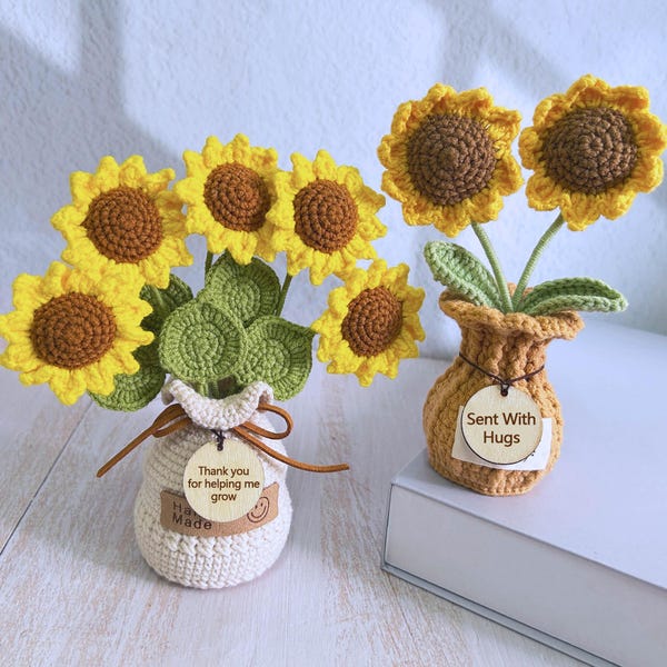 Bloeiende zonnebloempot gehaakte, handgemaakte gehaakte zonnebloem in pot, gehaakte 5/2-kop zonnebloempotplant, cadeau voor haar/hem met aangepaste tags