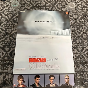 Peut inclure: Une affiche noire et rouge pour le jeu vidéo Biohazard Code: Veronica. L'affiche représente un paysage enneigé avec un grand mur de glace en arrière-plan. Le texte "Where is BIOHAZARD going?" est en haut de l'affiche. Le texte "次世代バイオハザード、はじまる。 2000.2.3:OUT CODE: Veronica" est au centre de l'affiche. Le texte "Ink Ribbon Posters" est dans le coin inférieur gauche de l'affiche. Quatre personnages du jeu sont représentés dans le coin inférieur droit de l'affiche.