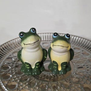 Frog salt and pepper shakers, collectable salt and pepper shakers
