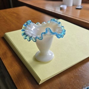 Fenton 1940&#39;s Aqua crest white glass vase ruffled 4 inches tall