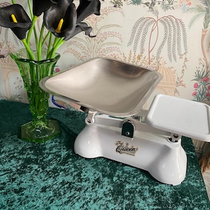 Básculas para bebés Weylux: Báscula infantil vintage de hierro fundido «The Queen»: accesorio médico de mediados de siglo