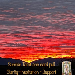 Könnte beinhalten: Ein lebendiger Sonnenuntergang mit einem feurigen roten und orangen Himmel und dunklen Bergsilhouetten. Der Text "Sunrise Tarot one card pull" wird zusammen mit "Clarity~Inspiration~Support" angezeigt. Eine Tarotkarte ist in der unteren rechten Ecke sichtbar.
