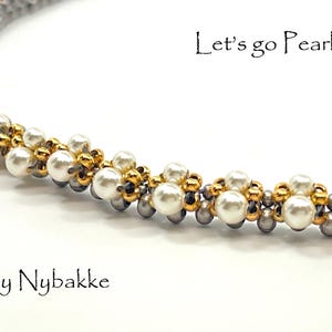 Puede incluir: Un primer plano de un collar de perlas blancas y cuentas doradas. El collar está hecho con pequeñas cuentas doradas y plateadas intercaladas con perlas blancas. El texto "Let's go Pearls!" es visible en la imagen.
