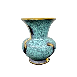 Könnte beinhalten: Eine kleine, türkisfarbene Keramikvase mit goldenen Akzenten. Die Vase hat einen runden Körper und eine ausgestellte Öffnung.