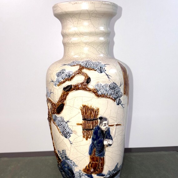 ヴィンテージの和風クラックル釉陶器花瓶 - 手描きのレリーフ風景 