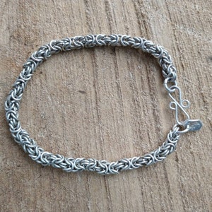 Byzantine or Fool&#39;s Delight Fine Chain Bracelet 1 with Lizard Charm.
