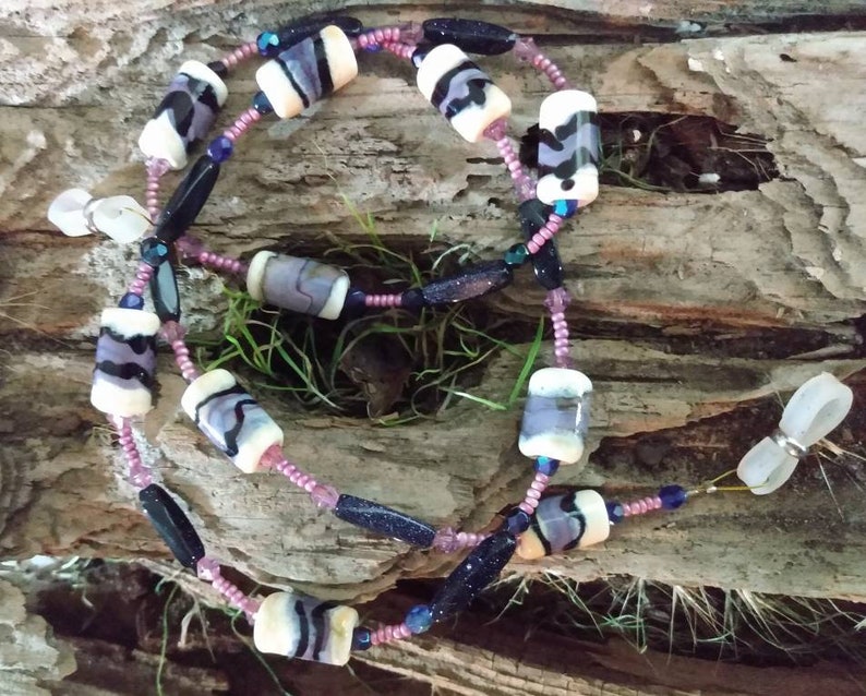 Ivory /& Lilac Lampwork Bead Reading Glasses Croaker Blue Pink
