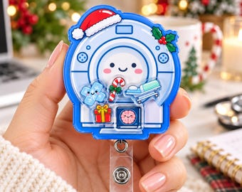 Op de afbeelding: Een blauwe badgehouder met een cartoon MRI-apparaat dat een kerstmuts draagt. Het ontwerp bevat kleine zwevende iconen van een sneeuwvlok, een zuurstok, een ziekenhuisbed, een cadeau en een scherm met een lachend brein en hulst.