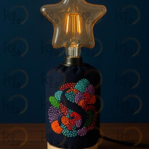 Lámpara con monograma bordado a mano y bombilla Edison en forma de estrella. Diseño de letras personalizable. Lámpara para dormitorio infantil.