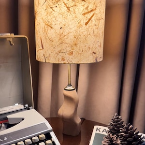 Illuminazione da tavolo ricamata a mano - Regalo per la casa - Paralume dal design speciale - Lampada da tavolo decorativa unica