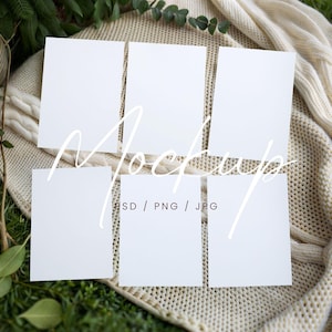 Set van zes 5 x 7 kaarten mockup, bruiloft 5 x 7 uitnodigingsmodel, mockup voor babyshowerspellen, mockup vrijgezellenfeestkaarten, set kaarten PSD-mockup