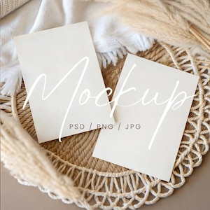 Mockup voor dubbele uitnodigingskaart, mockup voor vrijgezellenfeest, beige 5 x 7 huwelijksuitnodigingen, mockup voor boho-tweezijdige uitnodigingen