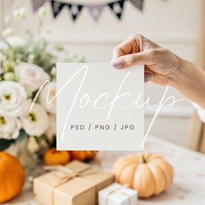 Hand hält quadratische Karte Mockup, Herbst quadratische Grußkarte Mockup, 5x5 Karte in Hand Mockup, Kürbisse laden Mockup ein, Herbsteinladung Mockup PSD