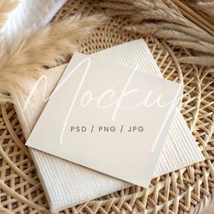 Quadratisches Kartenmodell, elegante Hochzeitseinladungsmodell, natürliche Grußkarte Canva Mockup, quadratisches 5x5-Einladungsmodell, minimalistische 6x6-Karte PSD