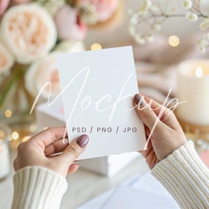 Hände, die leere Karte Mockup, Brautparty 5x7 einladen Mockup, PSD / Canva Bachelorette einladen Mockup, Hochzeitskarte Mockup in Frauenhänden