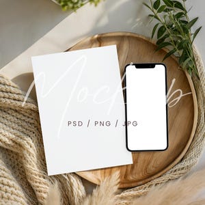 Maqueta de tarjeta de invitación de boda y iPhone, maqueta de invitación PSD/Canva, maqueta de tarjeta y dispositivo de 5x7 para despedida de soltera, maqueta de tarjeta de felicitación bohemia