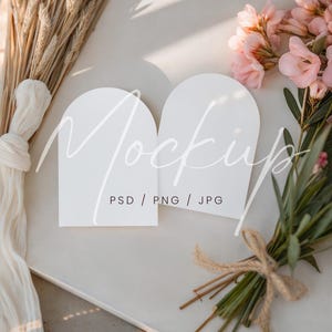 Bloemen twee gebogen kaartenmodel, 5 x 7 uitnodigingskaartmodel, PSD/canva dubbele boogkaartmodel, gebogen huwelijksuitnodigingsmodel, briefpapiermodel