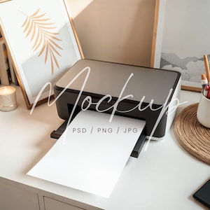 Mockup de impressora PSD, mockup de pôster PSD, mockup de pôster vertical, mockup de página A4, mockup de impressora de mesa, mockup de página de impressão, mockup de pôster impresso