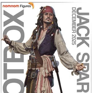 Peut inclure: Figurine de Jack Sparrow de la série Lootbox, décembre 2025. La figurine porte un costume de pirate avec un bandana rouge, un gilet bleu foncé et une épée. La figurine est sur un socle rocheux.