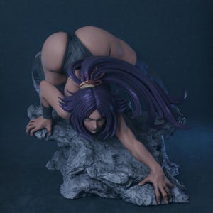 以下が含まれることがあります： 長い紫色の髪のキャラクターの精巧なフィギュア。岩の台座にポーズをとっています。フィギュアは濃い色のボディスーツを着ており、決意した表情をしています。彫刻は濃い青色の背景に設定されています。