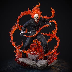 Puede incluir: Una figura detallada de Ghost Rider, un superhéroe de Marvel Comics, de pie en una pose de fuego. La figura está hecha de plástico y está pintada en un estilo realista. La figura lleva una chaqueta y pantalones de cuero negro, y tiene una calavera por cabeza. La figura está rodeada de llamas y tiene una cadena en la mano.