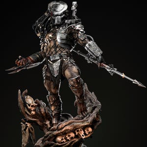 Peut inclure: Figurine d'action détaillée de Predator, debout sur un socle orné de crânes et d'un tronc d'arbre. La figurine est vêtue d'une armure et porte des armes tranchantes. La palette de couleurs comprend des nuances de marron, d'argent et de noir, avec des détails complexes.
