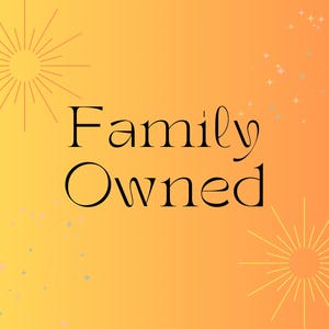 Puede incluir: Imagen con un fondo degradado de tonos amarillos y naranjas. Las palabras "Family Owned" est&aacute;n escritas en negro con una fuente elegante. Estallidos de estrellas y peque&ntilde;as estrellas decoran el texto.