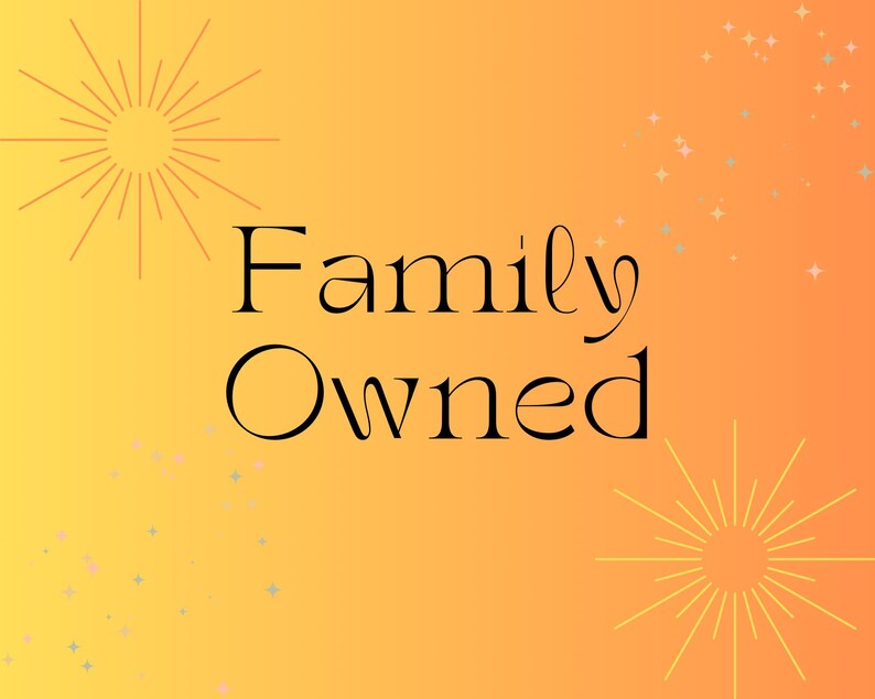 Puede incluir: Imagen con un fondo degradado de tonos amarillos y naranjas. Las palabras "Family Owned" est&aacute;n escritas en negro con una fuente elegante. Estallidos de estrellas y peque&ntilde;as estrellas decoran el texto.