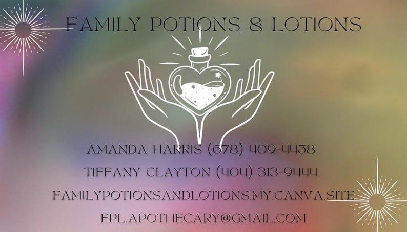 Puede incluir: Dise&ntilde;o de tarjeta de visita con el texto "FAMILY POTIONS & LOTIONS". La tarjeta presenta un dibujo lineal blanco de un frasco de poci&oacute;n sostenido por dos manos, con informaci&oacute;n de contacto debajo, sobre un fondo degradado.
