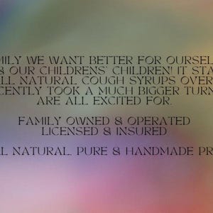 Puede incluir: Un fondo multicolor con texto que dice: "COMO FAMILIA QUEREMOS LO MEJOR PARA NOSOTROS... 100% PRODUCTOS NATURALES, PUROS Y HECHOS A MANO." El texto tambi&eacute;n menciona la propiedad familiar y las licencias.