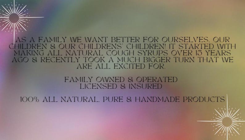 Puede incluir: Un fondo multicolor con texto que dice: "COMO FAMILIA QUEREMOS LO MEJOR PARA NOSOTROS... 100% PRODUCTOS NATURALES, PUROS Y HECHOS A MANO." El texto tambi&eacute;n menciona la propiedad familiar y las licencias.
