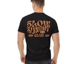 Chemise Slow Sunday Club - T-shirt café rétro - T-shirt esthétique minimaliste - Ambiance confortable le week-end - Joli cadeau bohème pour les amateurs de café