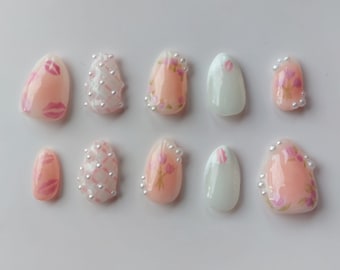 Delicado estampado floral rosa en las uñas