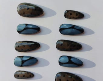 Uñas postizas negras transparentes con forma de corazón <3