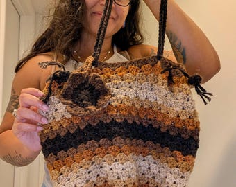 Borsa o borsetta con fiori boho all'uncinetto