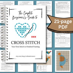 Op de afbeelding: Een spiraalgebonden gids getiteld "The Complete Beginner's Guide to Cross Stitch". De omslag toont een turquoise hart met kruissteekdetails en een naald. De gids bevat een PDF van 21 pagina's en de Etsy shop URL.